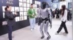 AWE 2025机器人成为家电展区的热门带货员，受欢迎度高。